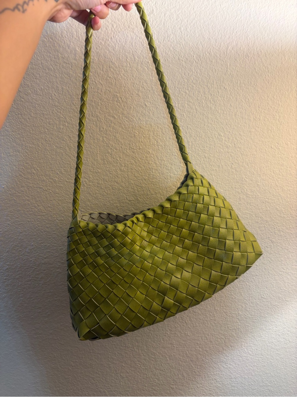 Woven shoulder bag